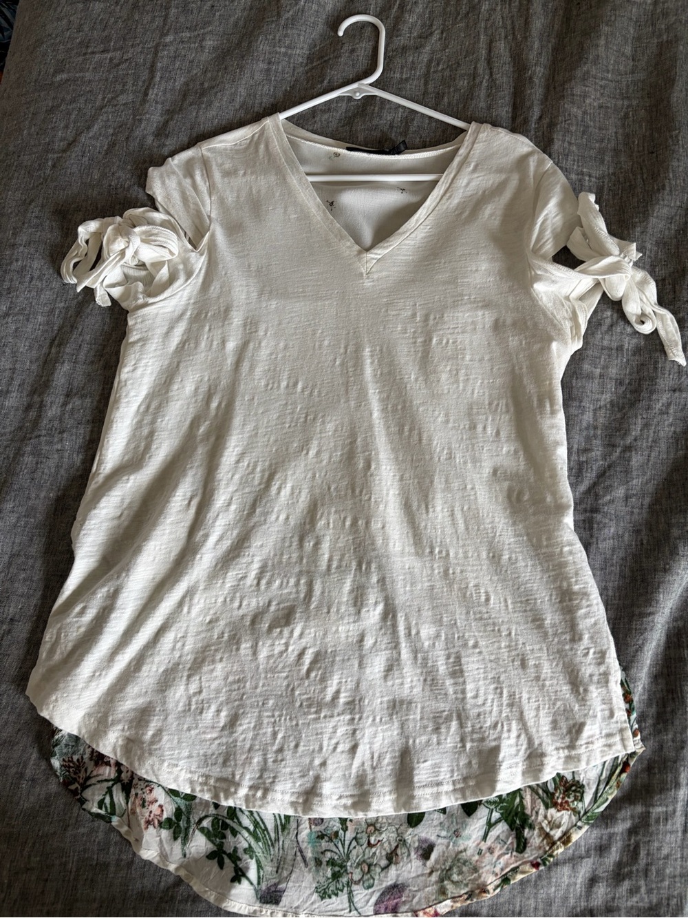 Doe & Rae White V-Neck Short Sleeve Tunic with Tie Sleeve Detail